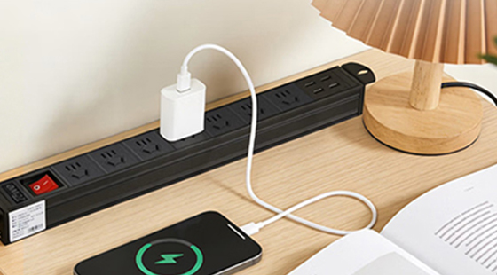 同为科技炫彩系列防雷PDU，分控快充，重构桌面用电体验